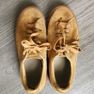 Puma Suede Platform SD JR Oatmeal Gold Trainers. Unisex. Women's 7.5. EUC